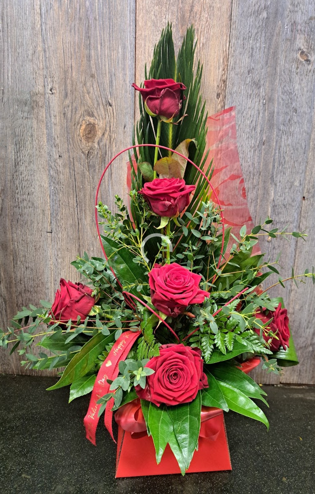 Modern 6 rose display