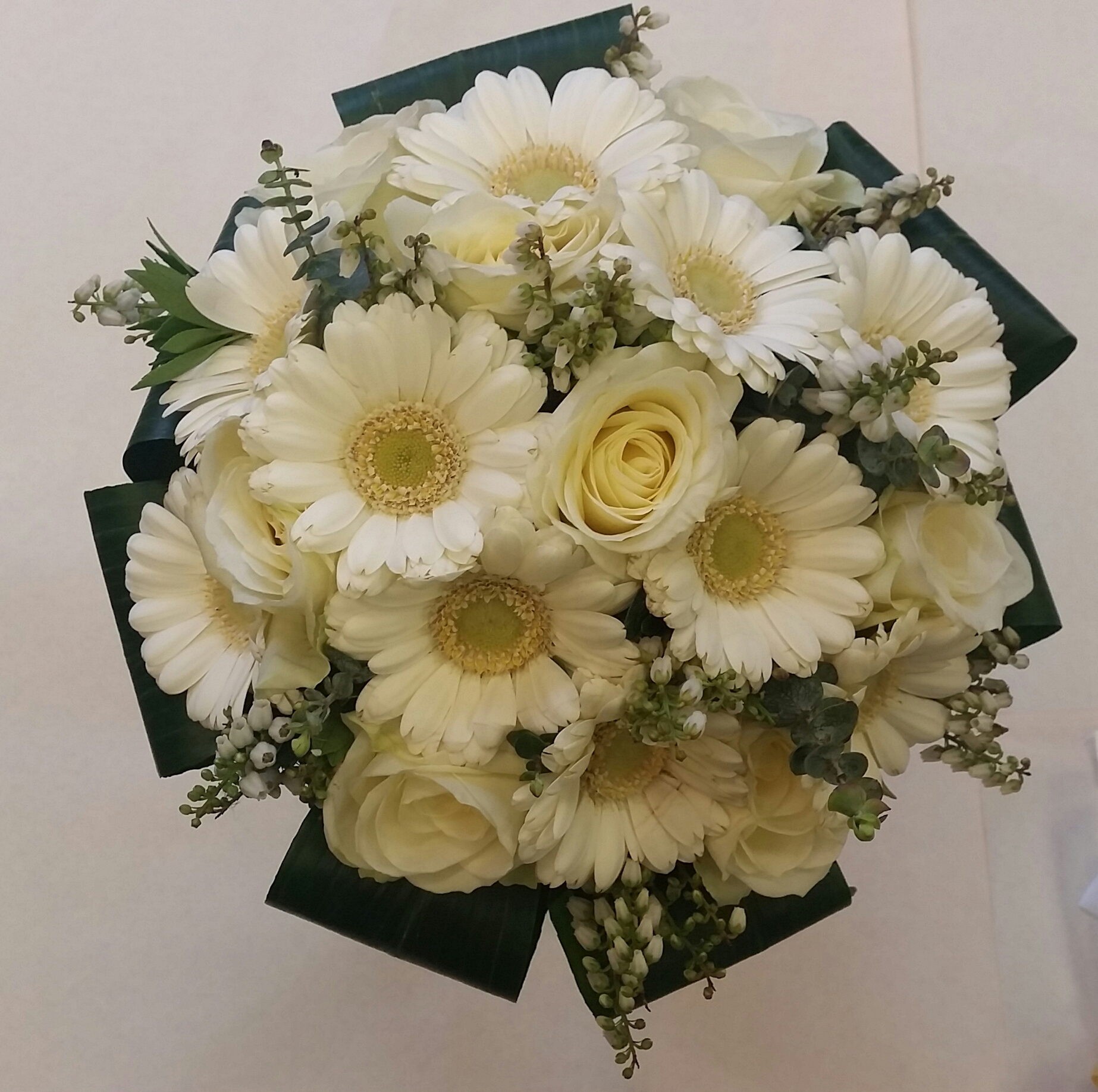 Gerbera and rose compact